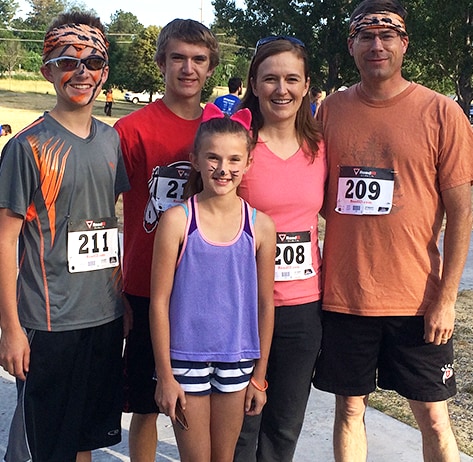 Stacey, su esposo e hijos después de correr en una carrera.