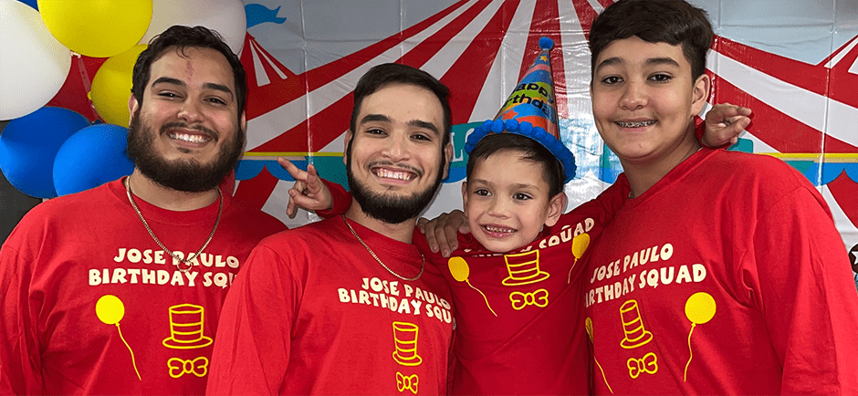 Juan Pablo y sus tres hermanos.