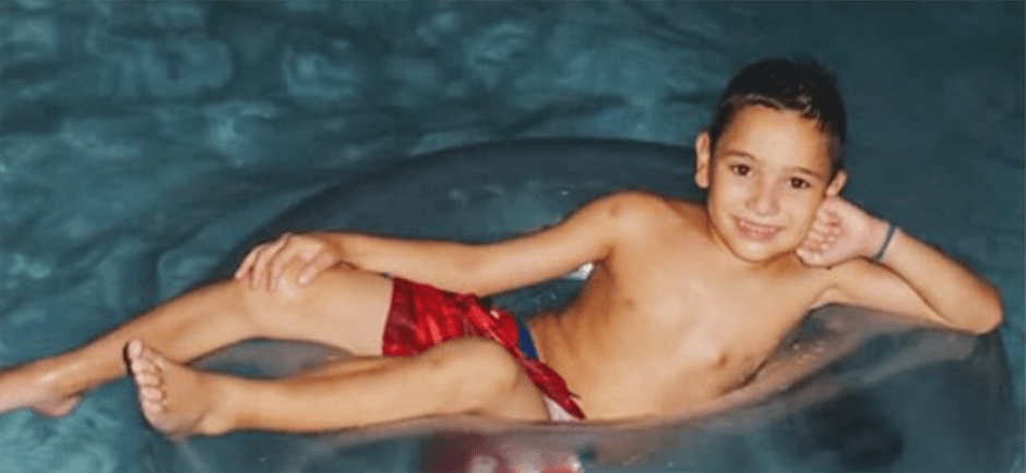 Juan Pablo fue el primero de su familia en ser diagnosticado. Juan Pablo nadando en la piscina cuando era pequeño.