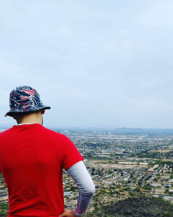 Hacer senderismo con hemofilia A: Las exploraciones de Juan Pablo en Phoenix. Juan Pablo en una caminata, mirando hacia Phoenix, Arizona.