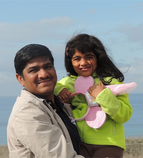 Título Chama cargando a su hija