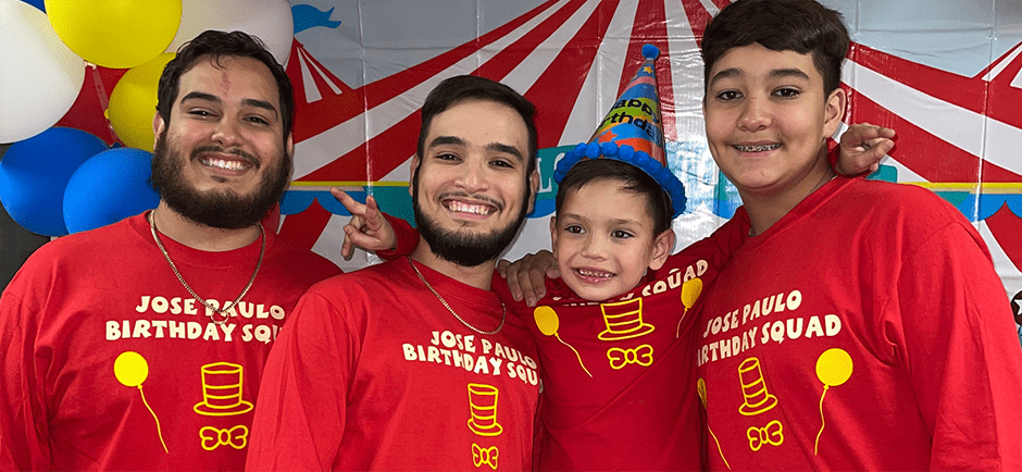 Vínculo fraternal: La dedicación de Juan Pablo a sus hermanos. Juan Pablo y sus tres hermanos.