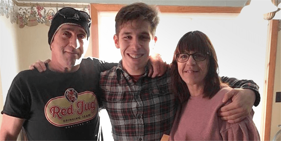 Brandon posando con sus padres
