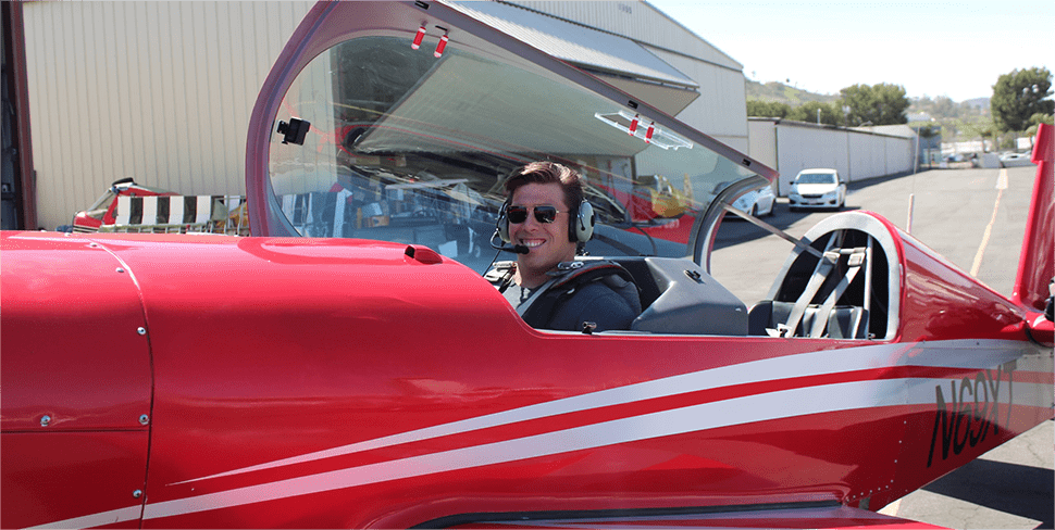 Brandon sentado en un planeador listo para volar un avión
