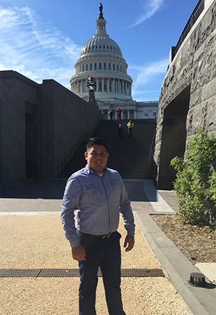 Zach posando afuera del edificio del Capitolio de los Estados Unidos.