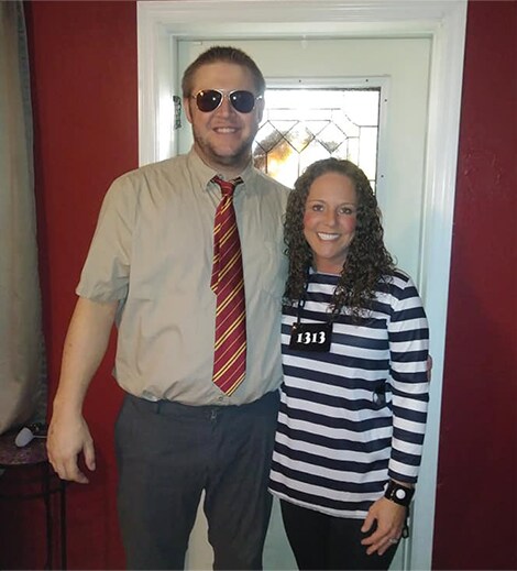 Ryan posando con su esposa en disfraces de Halloween