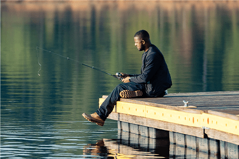 Austin pescando en una  zona de pesca