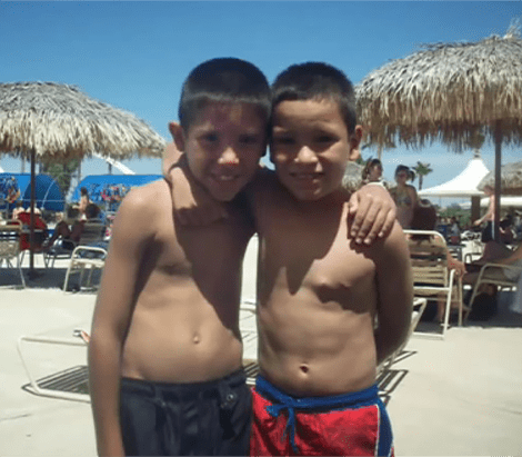 Juan Pablo de pequeño en la playa con su hermano.