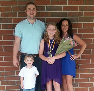 Ryan posando con su familia