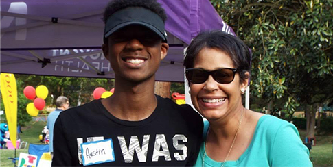 El joven Austin posando y sonriendo con una mujer